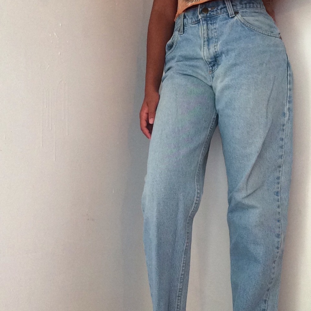 LIGHTWASH CARHARTT MOM JEANS